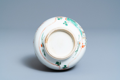 Un vase de forme double gourde en porcelaine de Chine famille verte, Kangxi