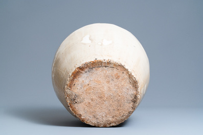 Een grote Chinese monochrome bolle vaas met cr&egrave;mekleurig glazuur, 18/19e eeuw