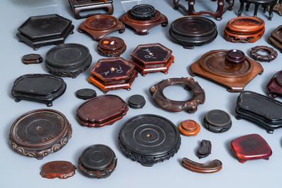 Une collection vari&eacute;e de ca. 50 socles en bois sculpt&eacute;, Chine, 19/20&egrave;me