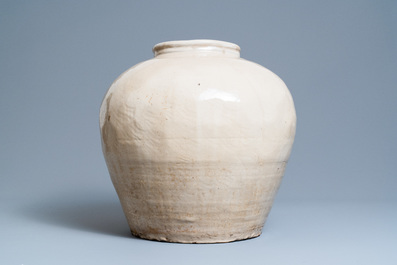 Een grote Chinese monochrome bolle vaas met cr&egrave;mekleurig glazuur, 18/19e eeuw