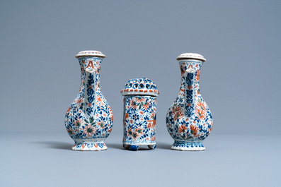A Dutch Delft cashmere palette cruet set and shaker on stand, 1st quarter 18th C.