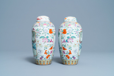 Une paire de pots couverts en porcelaine de Chine famille rose, marque de Qianlong, R&eacute;publique