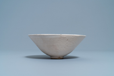 Un bol de type luanbai &agrave; d&eacute;cor moul&eacute; d'inscriptions et de fleurs, Yuan