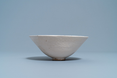 Un bol de type luanbai &agrave; d&eacute;cor moul&eacute; d'inscriptions et de fleurs, Yuan