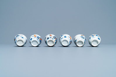 Four Chinese Imari-style plates, a large teapot and six cups and saucers, Kangxi/Qianlong