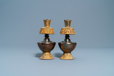 Une paire de verseuses de type 'duomuhu' en argent et cuivre dor&eacute;, Tibet, 19&egrave;me