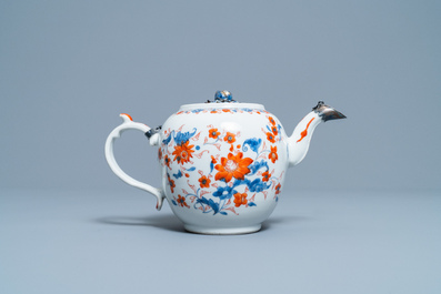 Four Chinese Imari-style plates, a large teapot and six cups and saucers, Kangxi/Qianlong