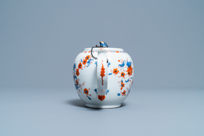 Four Chinese Imari-style plates, a large teapot and six cups and saucers, Kangxi/Qianlong