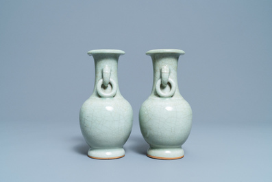 Une paire de vases en porcelaine de Chine c&eacute;ladon monochrome &agrave; fond craquel&eacute;, 19&egrave;me
