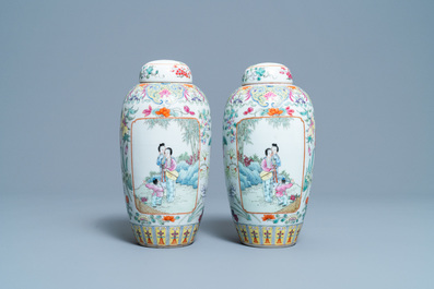 Une paire de pots couverts en porcelaine de Chine famille rose, marque de Qianlong, R&eacute;publique