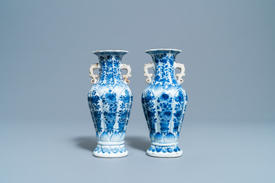 Een paar Chinese blauw-witte vazen met floraal decor, Kangxi