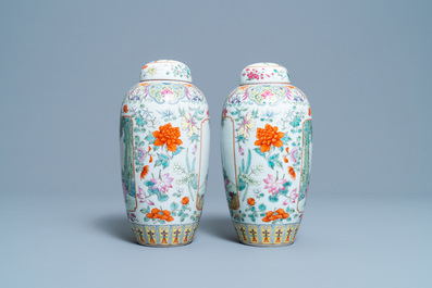 Une paire de pots couverts en porcelaine de Chine famille rose, marque de Qianlong, R&eacute;publique