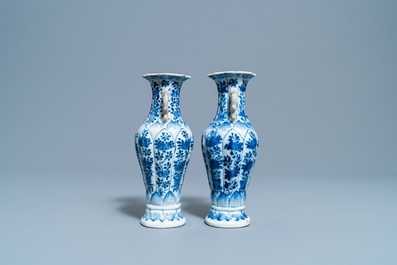 Een paar Chinese blauw-witte vazen met floraal decor, Kangxi