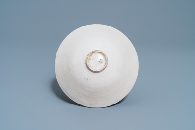 Un bol de type luanbai &agrave; d&eacute;cor moul&eacute; d'inscriptions et de fleurs, Yuan