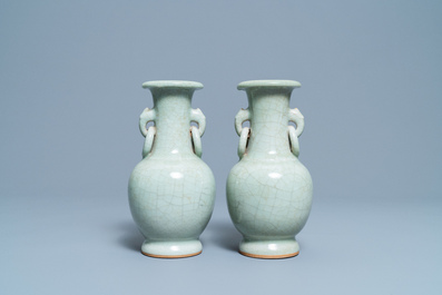 Une paire de vases en porcelaine de Chine c&eacute;ladon monochrome &agrave; fond craquel&eacute;, 19&egrave;me