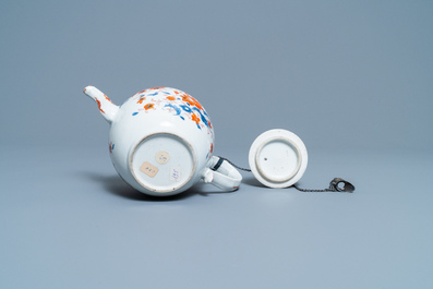 Four Chinese Imari-style plates, a large teapot and six cups and saucers, Kangxi/Qianlong