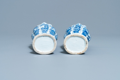 Een paar Chinese blauw-witte vazen met floraal decor, Kangxi