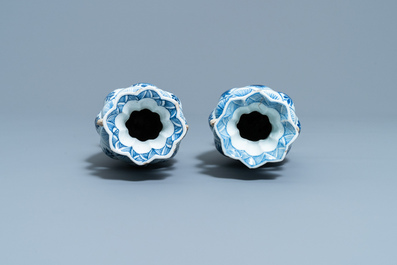Een paar Chinese blauw-witte vazen met floraal decor, Kangxi