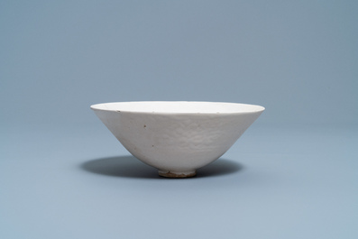 Un bol de type luanbai &agrave; d&eacute;cor moul&eacute; d'inscriptions et de fleurs, Yuan