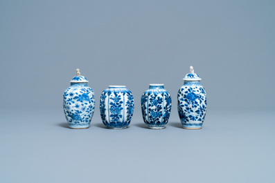Een collectie Chinese blauw-witte vazen, Kangxi