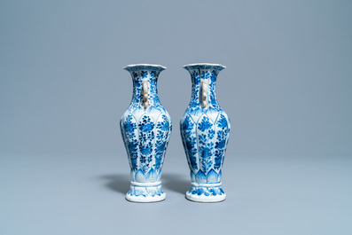 Een paar Chinese blauw-witte vazen met floraal decor, Kangxi