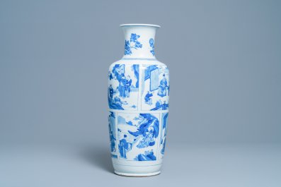 Un vase de forme rouleau en porcelaine de Chine en bleu et blanc, Kangxi