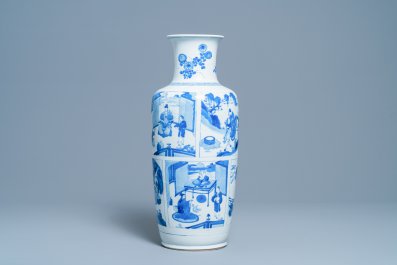 Un vase de forme rouleau en porcelaine de Chine en bleu et blanc, Kangxi