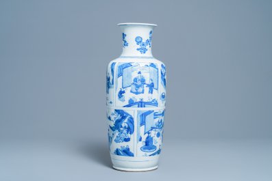 Un vase de forme rouleau en porcelaine de Chine en bleu et blanc, Kangxi
