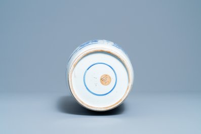 Un vase de forme rouleau en porcelaine de Chine en bleu et blanc, Kangxi