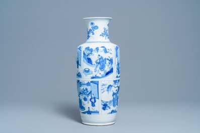 Un vase de forme rouleau en porcelaine de Chine en bleu et blanc, Kangxi