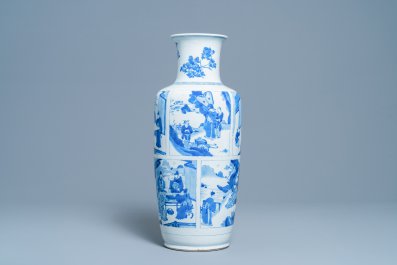 Un vase de forme rouleau en porcelaine de Chine en bleu et blanc, Kangxi