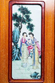 Een Chinese famille rose plaquette met dames in een tuin, Republiek