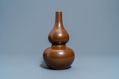 Een Chinese monochrome bruine kalebasvaas, Qianlong merk, 18/19e eeuw