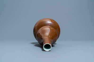 Een Chinese monochrome bruine kalebasvaas, Qianlong merk, 18/19e eeuw