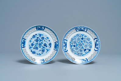 Une paire d'assiettes en porcelaine de Chine en bleu et blanc aux bordures ajour&eacute;es, Kangxi