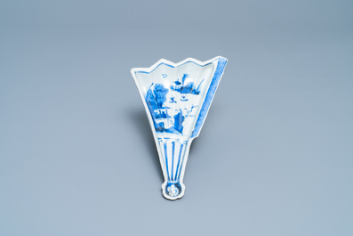 Une coupe en forme d'&eacute;ventail en porcelaine de Chine en bleu et blanc de type ko-sometsuke pour le march&eacute; japonais, Tianqi/Chongzhen