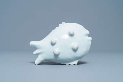 Une coupe en forme de deux poissons en porcelaine de Chine en bleu et blanc de type ko-sometsuke pour le march&eacute; japonais, Tianqi