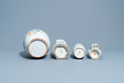 Quatre vases en porcelaine de Chine qianjiang cai, 19/20&egrave;me