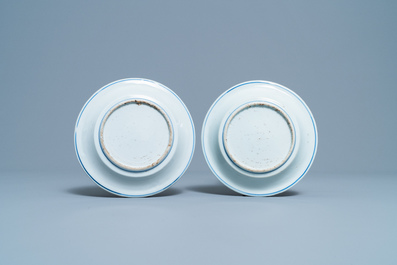 Une paire d'assiettes en porcelaine de Chine en bleu et blanc de type ko-sometsuke pour le march&eacute; japonais, Tianqi