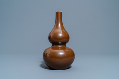 Een Chinese monochrome bruine kalebasvaas, Qianlong merk, 18/19e eeuw
