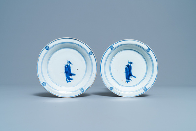 Une paire d'assiettes en porcelaine de Chine en bleu et blanc de type ko-sometsuke pour le march&eacute; japonais, Tianqi