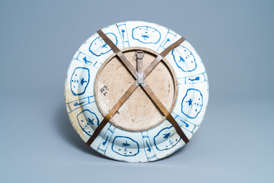 A very large Chinese blue and white kraak porcelain charger with a lady and her servant, Wanli