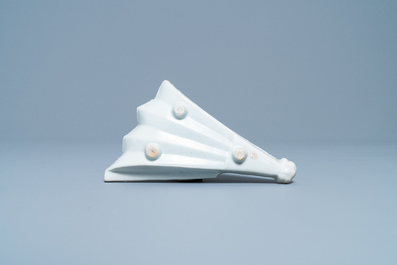 Une coupe en forme d'&eacute;ventail en porcelaine de Chine en bleu et blanc de type ko-sometsuke pour le march&eacute; japonais, Tianqi/Chongzhen
