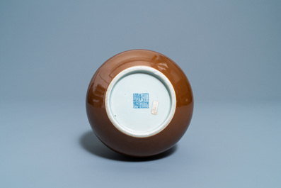 Een Chinese monochrome bruine kalebasvaas, Qianlong merk, 18/19e eeuw