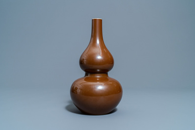 Een Chinese monochrome bruine kalebasvaas, Qianlong merk, 18/19e eeuw