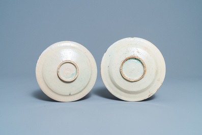 Deux assiettes en fa&iuml;ence de Frislande &agrave; d&eacute;cor de vues topographiques, dat&eacute;es 1789 et 1790