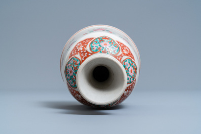Une base de narguil&eacute; en porcelaine de Chine famille rose pour le march&eacute; islamique, Qianlong