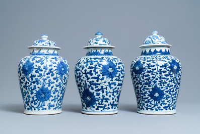 Trois vases couverts en porcelaine de Chine en bleu et blanc, &eacute;poque Transition/Kangxi