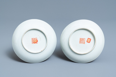 Une paire de coupes en porcelaine de Chine famille rose &agrave; d&eacute;cor de p&ecirc;ches, marque et &eacute;poque de Daoguang