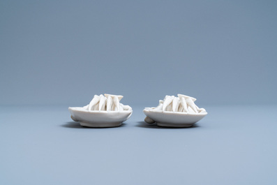 Une paire de compte-gouttes en forme de crabe en porcelaine blanc de Chine de Dehua, Kangxi